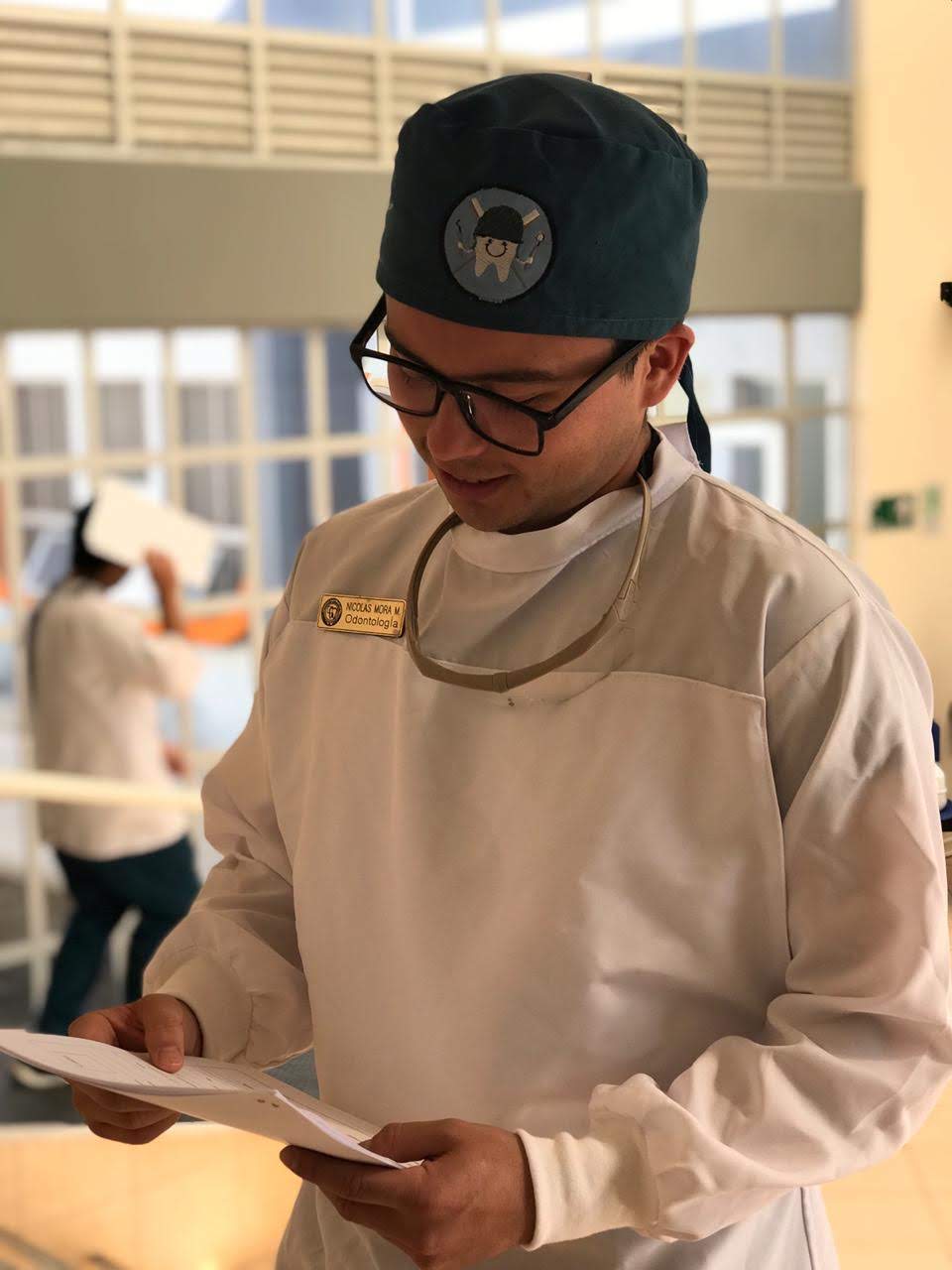 nicolas mora odontologia